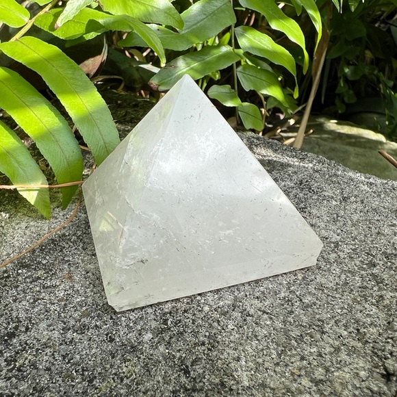 WHITE QUARTZ CRYSTAL PYRAMID - Picture 1 of 13